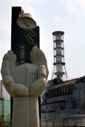 Emlékmű, háttérben a 4-es reaktor